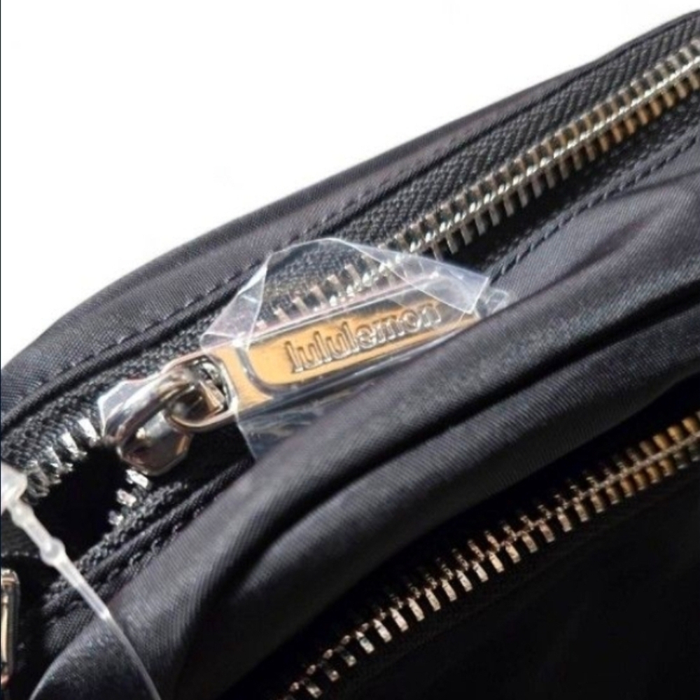 Lululemon- Everywhere Crossbody BeltBag *2L -1 Black - Picture 2 of 4